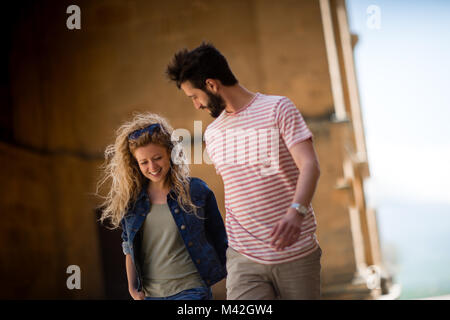 Jeune couple walking down street en vacances Banque D'Images