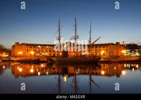 Tall Ship SS Kaskelot amarré au Millenium place devant Lloyd Banking Group à Bristol, les quais et le port flottant. Banque D'Images