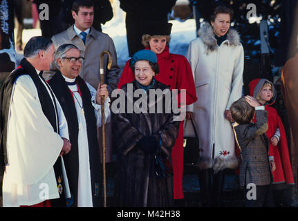 La famille royale britannique dirigée par la Reine après leur journée de visite de Noël traditionnel à l'église sur la Queens Sandrigham Estate à Norfolk, Angleterre, Royaume-Uni. 25 Décembre 1985 Banque D'Images