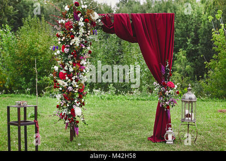 Arche de mariage avec rideau vinique et fleurs fra ches l