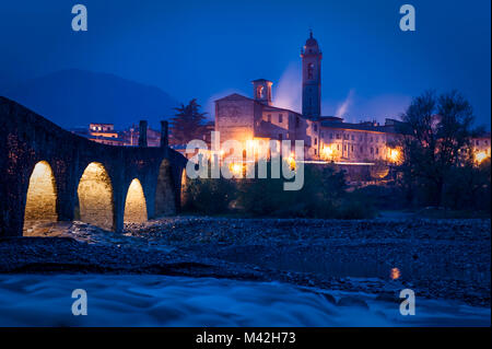 Bobbio, Vallée Trebbia, Piacenza, Emilia Romagna, Italie. La petite ville près de la rivière Trebbia. Banque D'Images