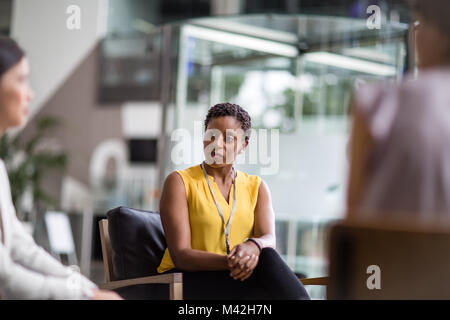 Businesswoman listening lors d'une réunion Banque D'Images