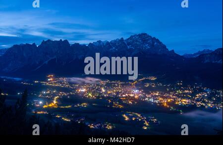 L'Europe, Italie, Vénétie, Italie. Cortina, perle des Dolomites dans une nuit d'été Banque D'Images