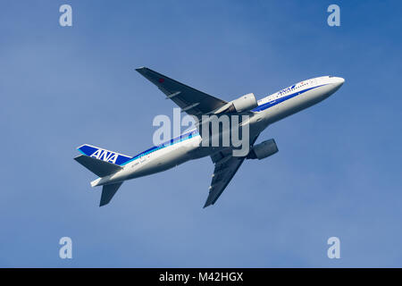 TOKYO, JAPON - fév. 10, 2018 : Boeing 777-200 décoller de l'aéroport international de Haneda, à Tokyo, au Japon. Banque D'Images