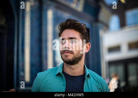 Les jeunes adultes en dehors de l'article London pub Banque D'Images
