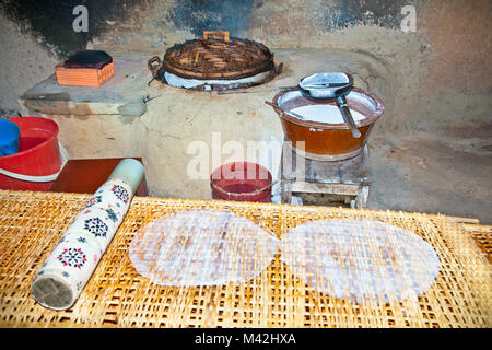 La cuisine où sont préparés des crêpes de riz traditionnel dans les tunnels de Cu Chi, Vietnam. Banque D'Images