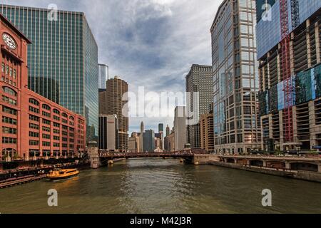 La rivière Chicago passe à travers les gratte-ciel y compris Marina City Hotel et l'immeuble du bureau central. Chicago, Illinois, États-Unis Banque D'Images