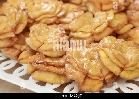 Sur la table sur une plaque blanche est délicieux, croustillant de cookies. Banque D'Images