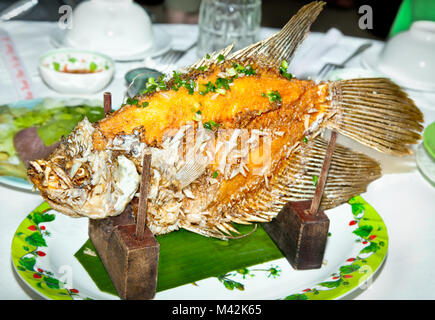 La friture de poissons préparés dans la façon traditionnelle vietnamienne sur des feuilles de bananiers Banque D'Images
