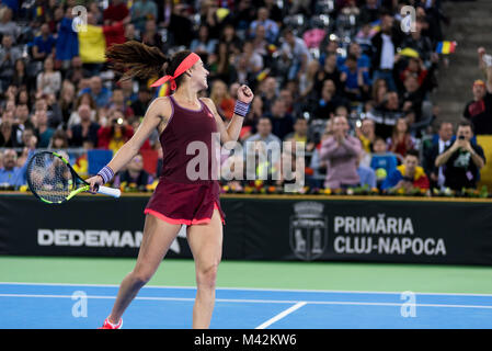 CLUJ NAPOCA, Roumanie - 10 février 2018 : tennis Sorana Cirstea célébrant la victoire contre Carol Zhao pendant un match de Fed Cup entre Banque D'Images