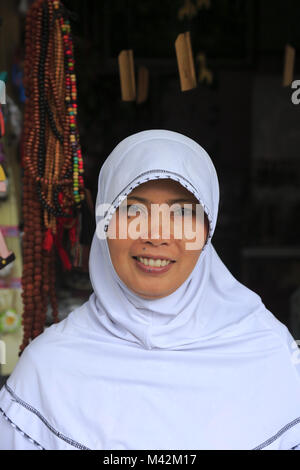 Une dame locale avec blanc hijab en Candi Kuning marché. Bali Bedugul..L'Indonésie Banque D'Images