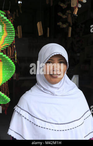 Une dame locale avec blanc hijab en Candi Kuning marché. Bali Bedugul..L'Indonésie Banque D'Images