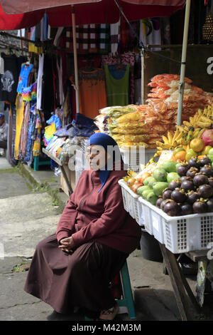 Une femelle du vendeur de fruits et légumes au Candi Kuning Bali Bedugul.Marché..L'Indonésie Banque D'Images