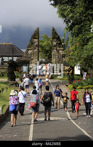 Les visiteurs à l'entrée principale de Pura Ulun Danu Bratan Temple.Bali.L'Indonésie Banque D'Images