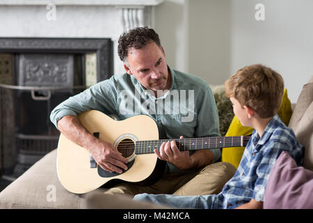 L'enseignement du père fils à jouer de la guitare Banque D'Images