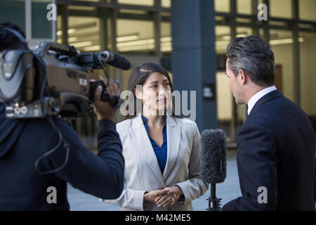 News Interview de l'intervenant sur la rue Banque D'Images