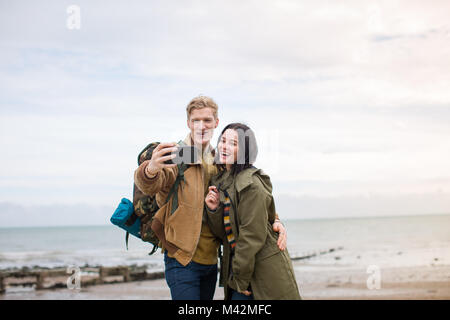Jeune couple de prendre une pause d'hiver sur un selfies Banque D'Images