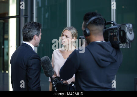 News Interview de l'intervenant sur la rue Banque D'Images