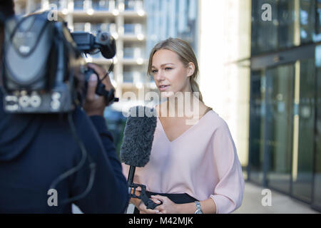 News presenter déclaration à huis clos Banque D'Images