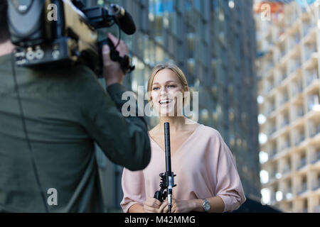 Femme news presenter parler à huis clos Banque D'Images