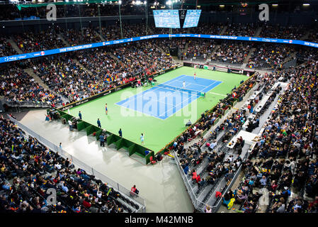 CLUJ NAPOCA, Roumanie - 10 février 2018 : Roumanie jouant au tennis Canada au cours d'un match de Fed Cup dans le hall Polivalenta court intérieur. Foule de gens,