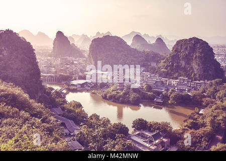 Superbe coucher de soleil sur les montagnes karstiques de Guilin, formations photo aux tons de couleur. Banque D'Images