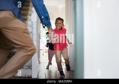 Enfants qui courent à papa Accueil Bienvenue Banque D'Images