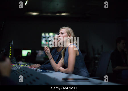 Les opérateurs dans une salle de contrôle à un studio de télévision Banque D'Images