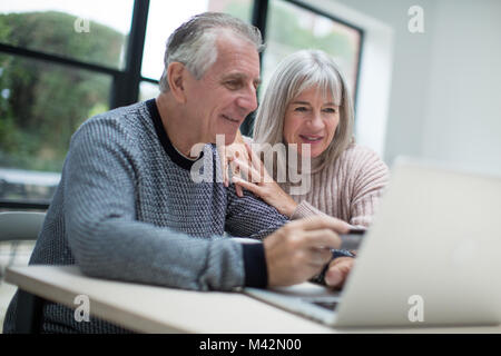 Senior couple shopping online Banque D'Images