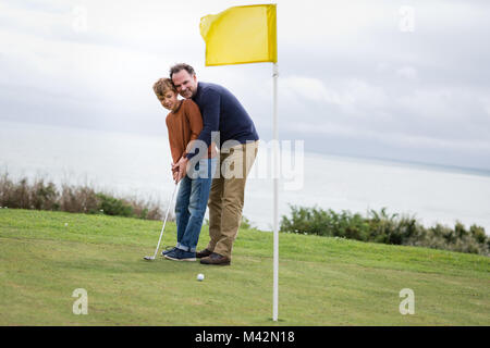 L'enseignement du père fils comment jouer au golf Banque D'Images