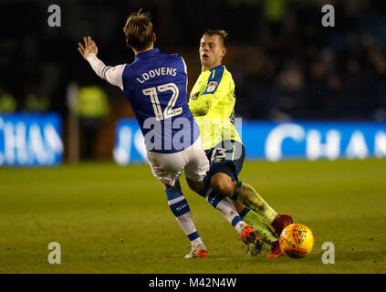 Derby County's Matej Vydra (à droite) et de Sheffield Wednesday's Glenn Loovens bataille pour le ballon pendant le match de championnat de pari Ciel à Hillsborough, Sheffield. Banque D'Images