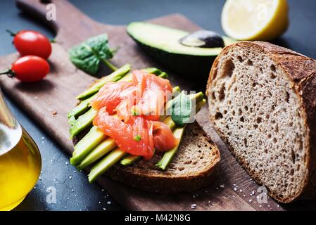 Pain de seigle avec avocat et saumon fumé. Collation santé Banque D'Images