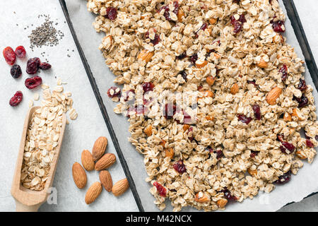 Granola fait maison sur une tôle à biscuits et les ingrédients. Vue d'en haut. Concept de vie sain, la saine alimentation, régimes et repas équilibré Banque D'Images