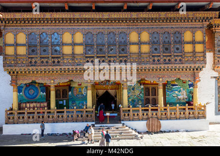 Punakha, Bhoutan. L'entrée au Temple dans le Punakha Dzong (forteresse/monastère). Banque D'Images