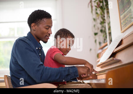 L'enseignement du Père Fils à jouer du piano Banque D'Images