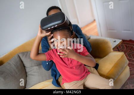 Garçon avec casque VR Banque D'Images
