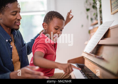 L'enseignement du Père Fils à jouer du piano Banque D'Images