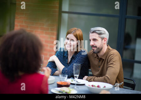 Les amis de manger un repas en plein air Banque D'Images