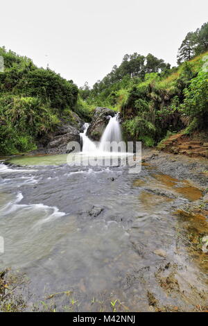 Bokong falls-petite cascade avec deux tempêtes d'eau et un étang situé à l'intérieur d'une zone cultivée bordée avec des terrasses de riz à Sagada. Mountain prov Banque D'Images