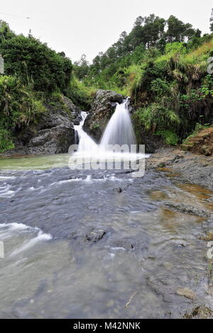 Bokong falls-petite cascade avec deux tempêtes d'eau et un étang situé à l'intérieur d'une zone cultivée bordée avec des terrasses de riz à Sagada. Mountain prov Banque D'Images