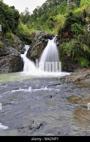 Bokong falls-petite cascade avec deux tempêtes d'eau et un étang situé à l'intérieur d'une zone cultivée bordée avec des terrasses de riz à Sagada. Mountain prov Banque D'Images