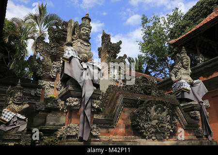 Statues balinais diety guard entrée d'un temple local.Ubud Bali.L'Indonésie. Banque D'Images