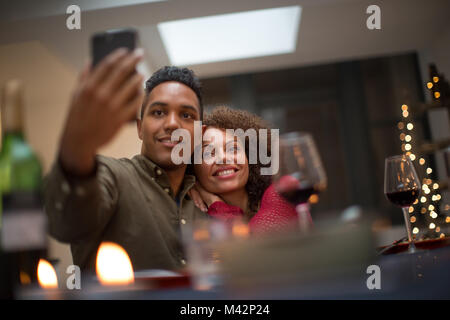 Un couple qui lors d'une célébration selfies Banque D'Images