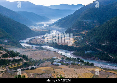 Punakha, Bhoutan. Matin brouillard dans la vallée de la rivière Mo. Banque D'Images