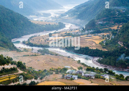 Punakha, Bhoutan. Matin brouillard dans la vallée de la rivière Mo. Banque D'Images