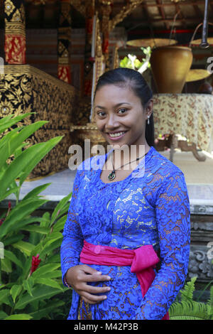 Jeune fille balinais en costume traditionnel posent pour l'appareil photo. Bali Ubud..L'Indonésie Banque D'Images