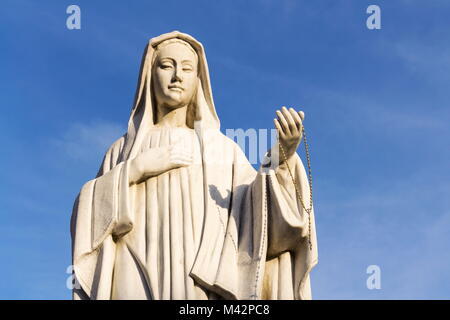 Vierge Marie portant rosaire devant l'église, Matrei in Osttirol Banque D'Images