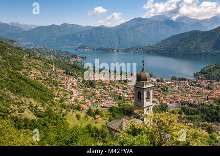 Santa Maria del Soccorso église sur le village de Lenno le lac de Côme. Le cygne de Côme lac au coucher du soleil. La Lombardie, Italie, provence de Como Banque D'Images