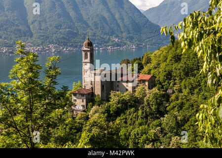 Ossuccio Village, Santa Maria del Soccorso église sur le lac de Côme. La Lombardie, Italie, provence de Como Banque D'Images