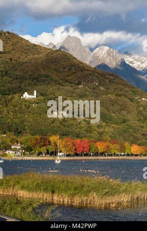 Couleurs d'automne à Sorico place Birmingham Inverness sur le lac de Côme, dans le contexte de l'église San Miro e Sasso Manduino peak. La Lombardie, Italie, province de Côme Banque D'Images